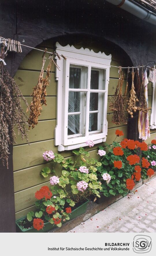 Umgebindehaus mit Blumenschmuck in Cunewalde