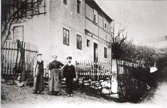 Menschen vor einem Haus in Maxen