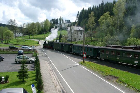 Die Pressnitztalbahn verlässt den Bahnhof Schlössel in Richtung Jöhstadt