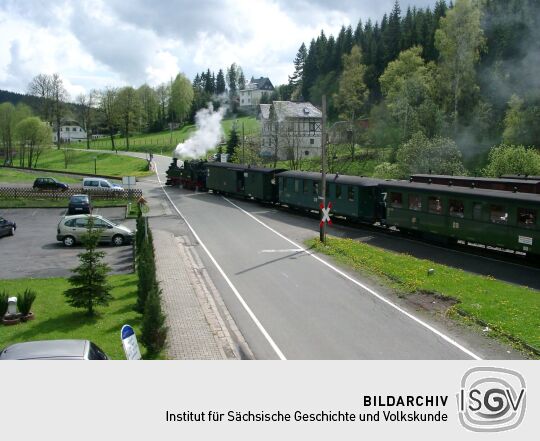 Die Pressnitztalbahn verlässt den Bahnhof Schlössel in Richtung Jöhstadt