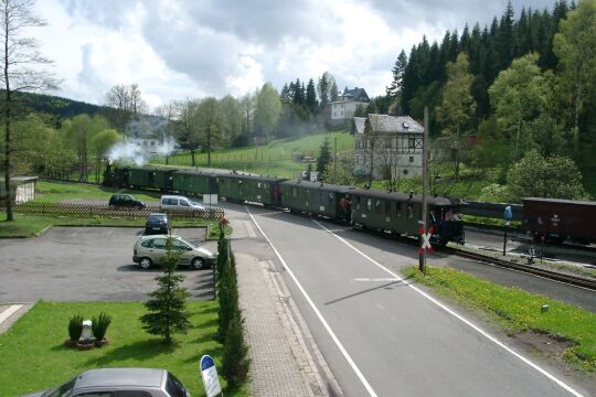 Die Pressnitztalbahn verlässt den Bahnhof Schlössel in Richtung Jöhstadt