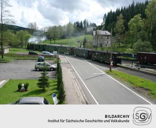 Die Pressnitztalbahn verlässt den Bahnhof Schlössel in Richtung Jöhstadt