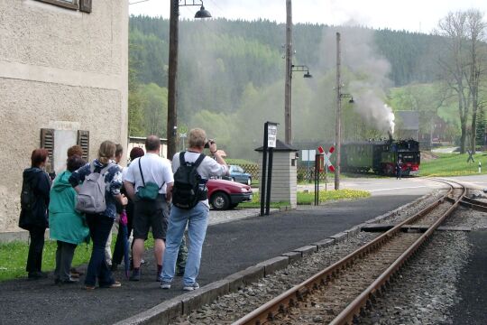 Die Pressnitztalbahn fährt in den Bahnhof Schlössel aus Jöhstadt kommend