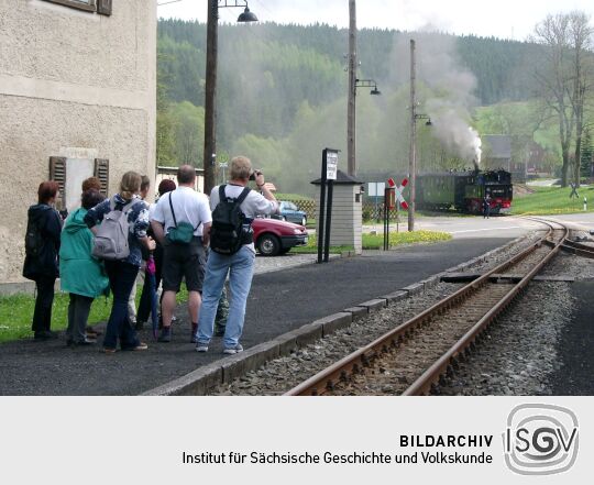 Die Pressnitztalbahn fährt in den Bahnhof Schlössel aus Jöhstadt kommend