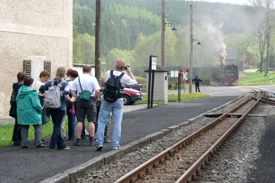 Die Pressnitztalbahn fährt in den Bahnhof Schlössel aus Jöhstadt kommend