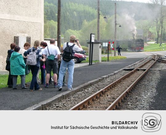 Die Pressnitztalbahn fährt in den Bahnhof Schlössel aus Jöhstadt kommend