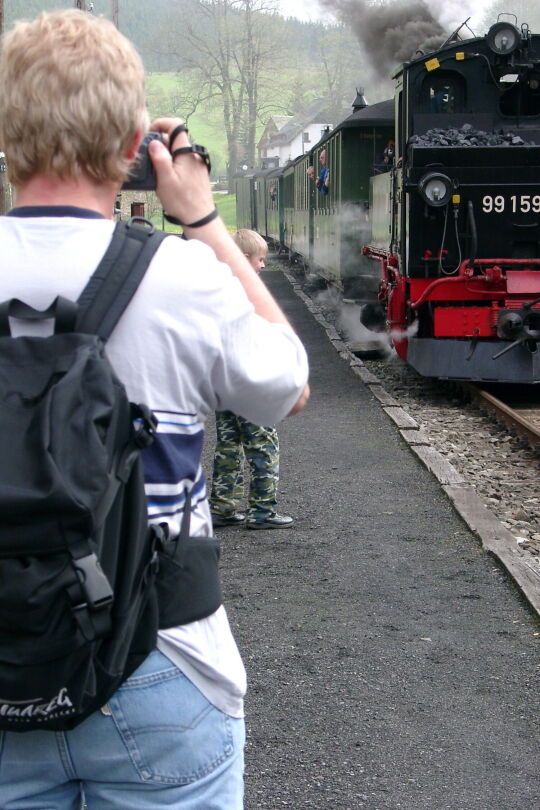 Fotografieren des Presnitztalbahn bei der Einfahrt in den Bahnhof Schössel