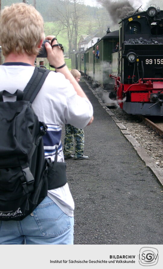 Fotografieren des Presnitztalbahn bei der Einfahrt in den Bahnhof Schössel