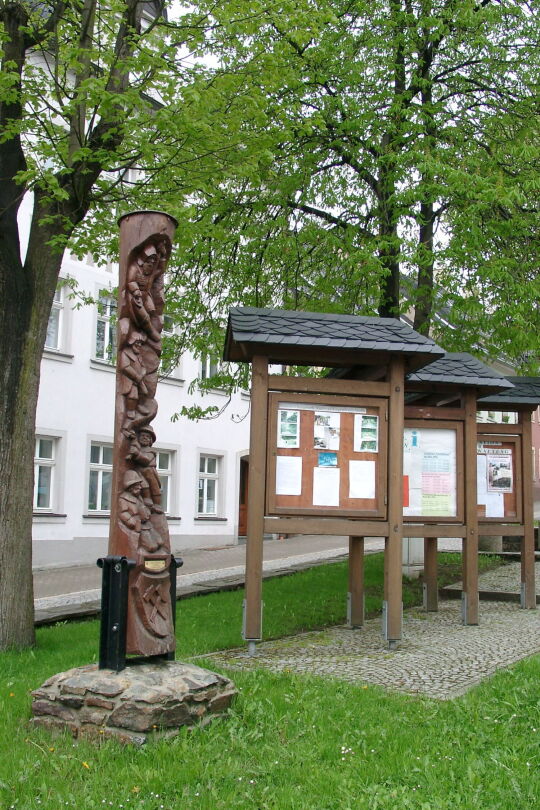 Holzstele und Informationstafeln auf dem Markt in Jöhstadt