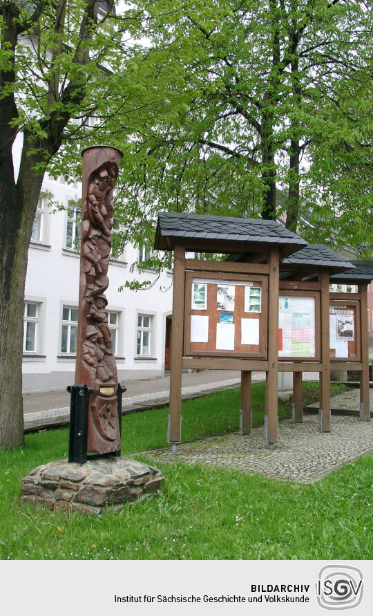 Holzstele und Informationstafeln auf dem Markt in Jöhstadt