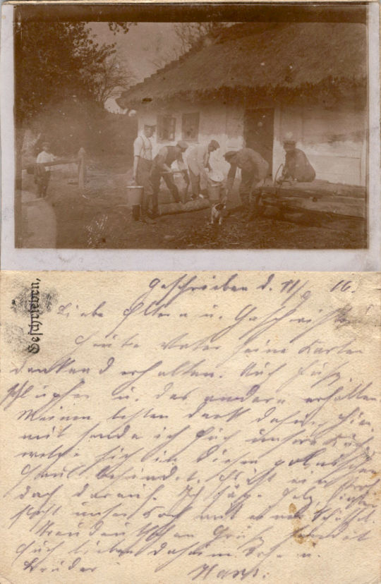 Postkarte mit einem aufgeklebten Foto von Soldaten an einer Feldküche