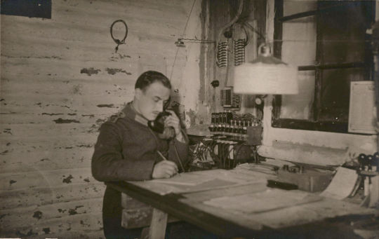 Postkarte: Paul Richter am Dienstplatz in Uniform