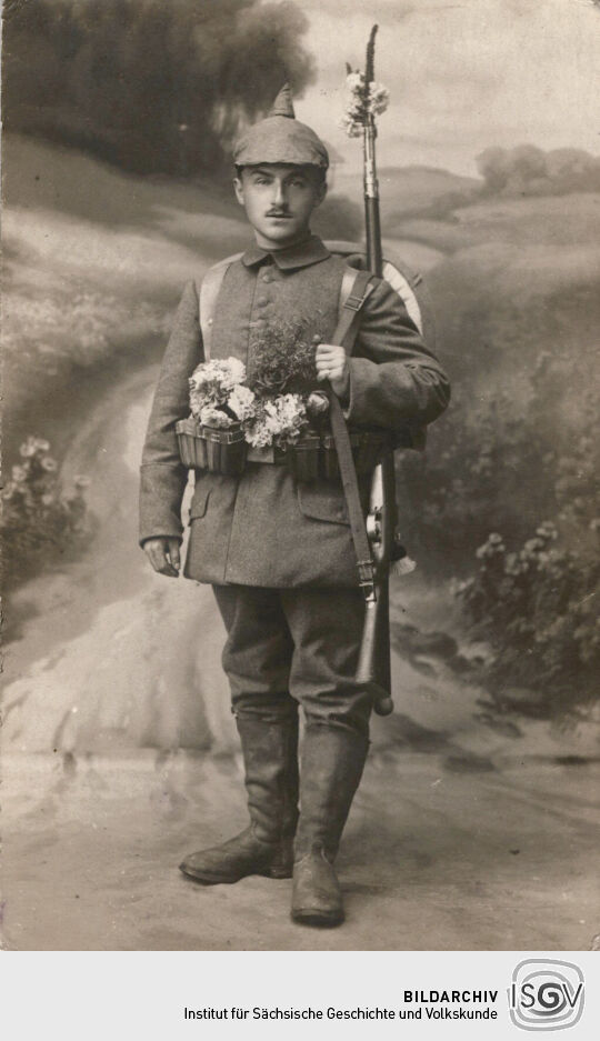 Postkarte: Paul Richter in Uniform mit Blumenschmuck