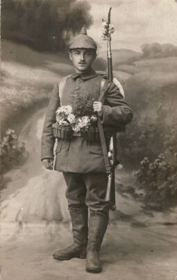 Postkarte: Paul Richter in Uniform mit Blumenschmuck