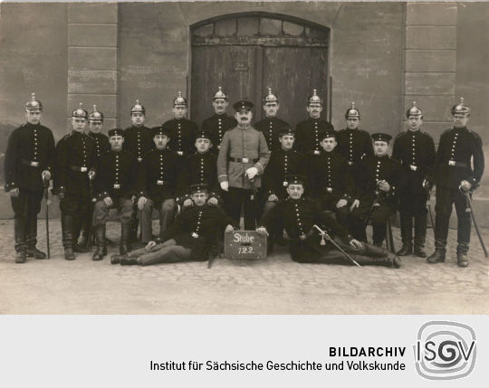 Postkarte: Gruppenbild von Soldaten der "Stube 122"