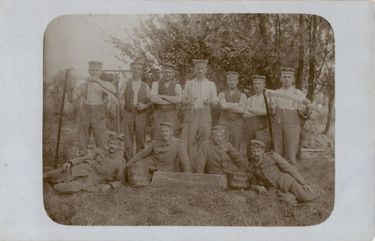Postkarte: Gruppenbild von Soldaten "Flandern Ernte Kommando"