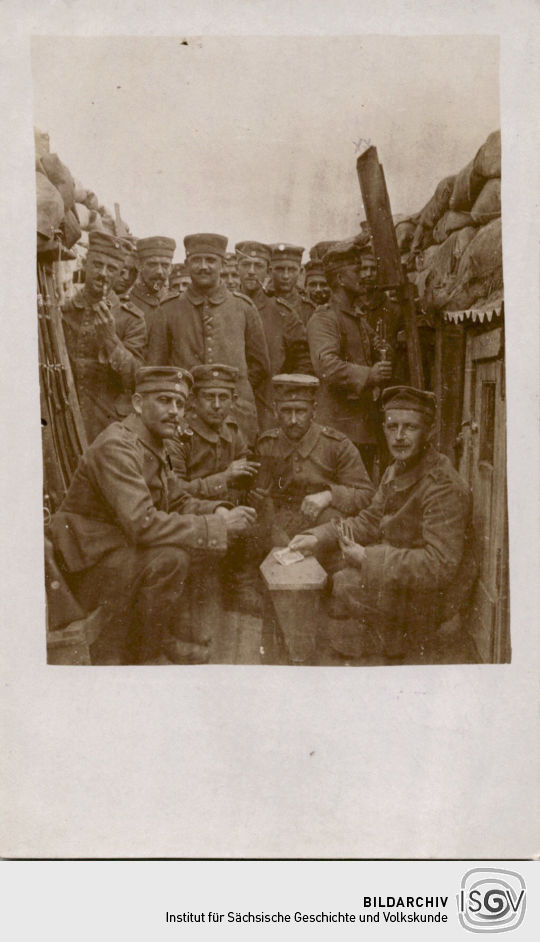 Postkarte: Gruppenbild von Soldaten im Schützengraben