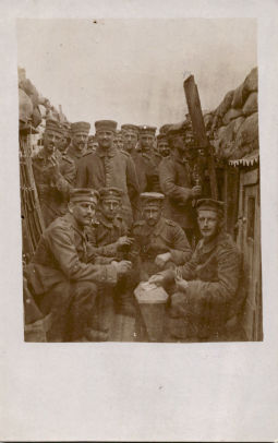 Postkarte: Gruppenbild von Soldaten im Schützengraben