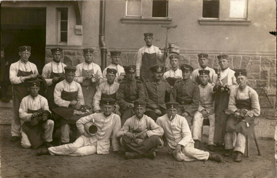 Postkarte mit einem Gruppenbild von Soldaten beim "Kehr-Dienst"