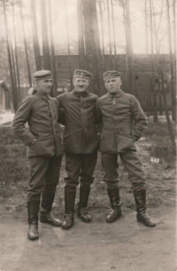 Bild: Postkarte: Drei Soldaten im Lager Zeithain