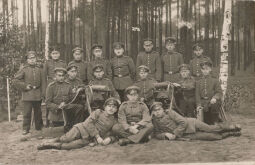 Bild: Postkarte: Gruppenbild von Soldaten mit Maschinengewehren