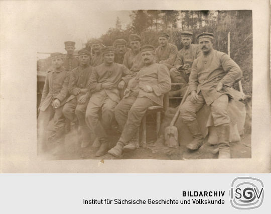 Postkarte: Gruppenbild von Soldaten vor Dünaburg