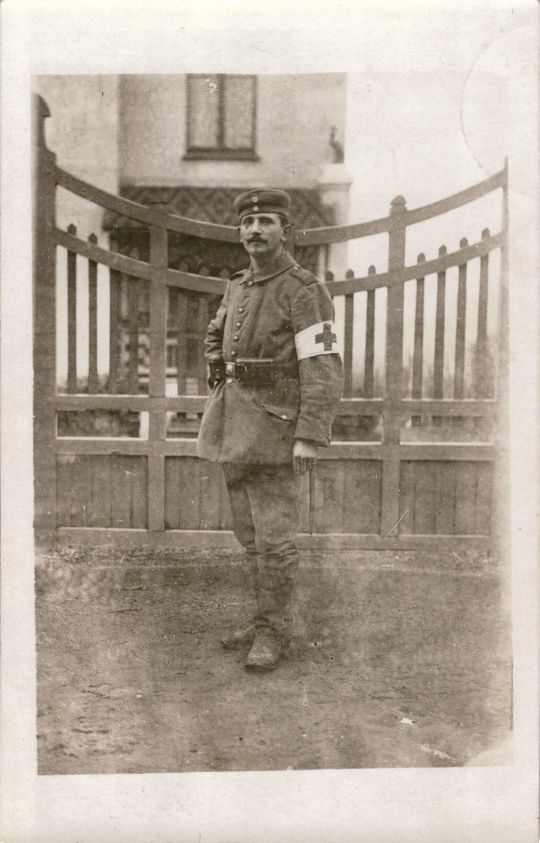 Postkarte: Portrait eines Sanitätssoldaten