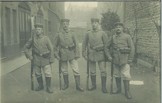 Postkarte: Gruppenbild von vier Soldaten