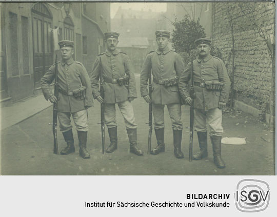 Postkarte: Gruppenbild von vier Soldaten