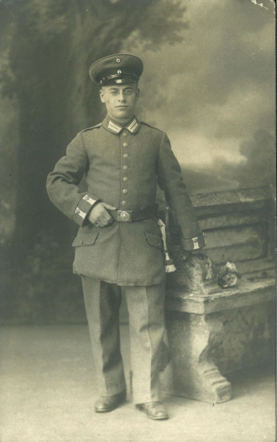 Postkarte: Aufnahme eines Soldaten in Uniform