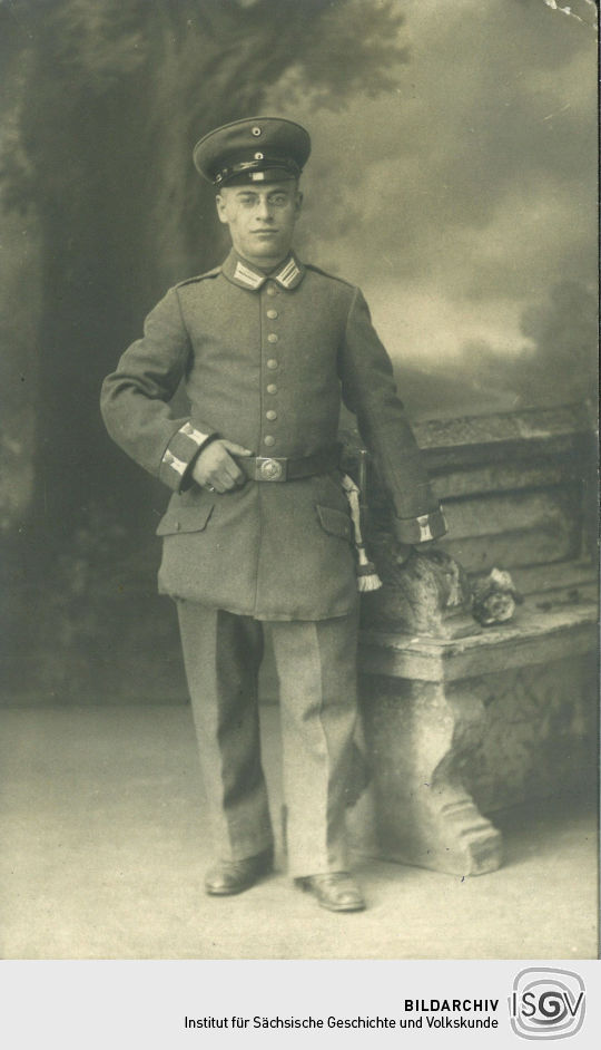 Postkarte: Aufnahme eines Soldaten in Uniform