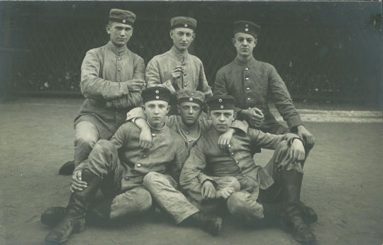 Postkarte: Gruppenbild von sechs Soldaten
