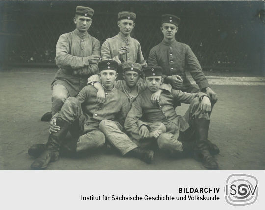 Postkarte: Gruppenbild von sechs Soldaten