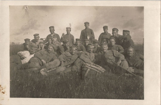 Postkarte: Gruppenbild mit Soldaten