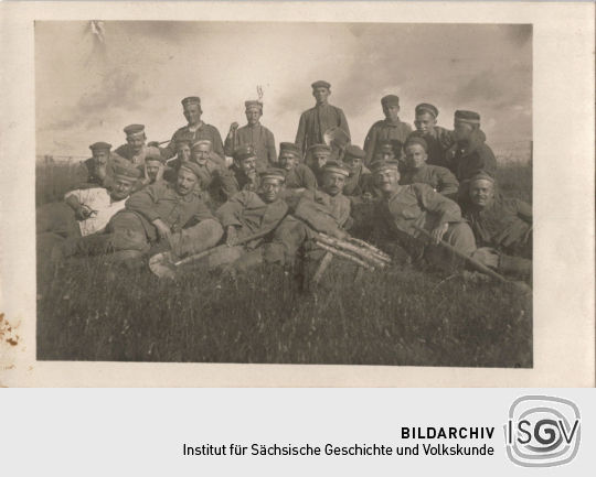 Postkarte: Gruppenbild mit Soldaten