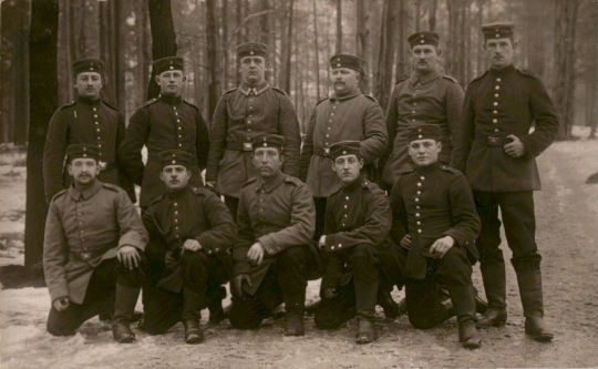 Postkarte: Gruppenbenbild mit Soldaten