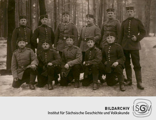 Postkarte: Gruppenbenbild mit Soldaten