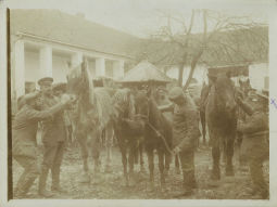 Soldaten der Feldpost mit Pferden in einem Hof