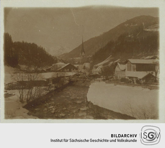 Blick über den Fritzbach zur Pfarrkirche Hüttau