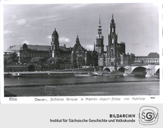 Brühlsche Terrasse mit Hofkirche