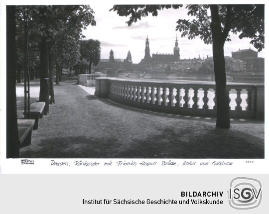 Dresden. Königsufer mit Augustusbrücke, Hofkirche und Schloss