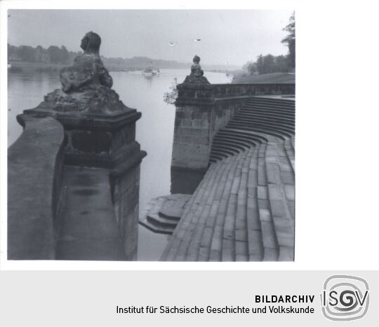 Schloss Pillnitz. Freitreppe zur Elbe.