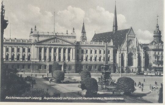 Bildpostkarte "Reichsmessestadt Leipzig, Augustusplatz mit Universität, Paulinerkirche u. Mendebrunnen"