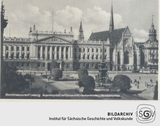 Bildpostkarte "Reichsmessestadt Leipzig, Augustusplatz mit Universität, Paulinerkirche u. Mendebrunnen"