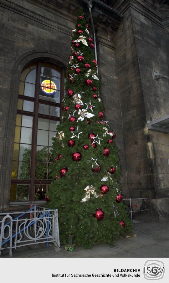 Ansicht des Bahnhofs Dresden Neustadt mit Weihnachtsdekoration