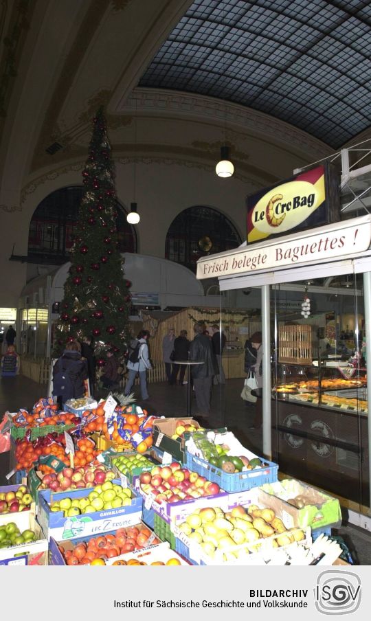 Ansicht des Bahnhofs Dresden Neustadt mit Weihnachtsdekoration