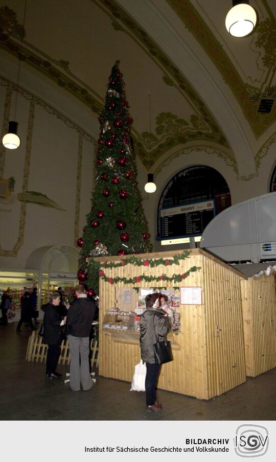 Ansicht des Bahnhofs Dresden Neustadt mit Weihnachtsdekoration