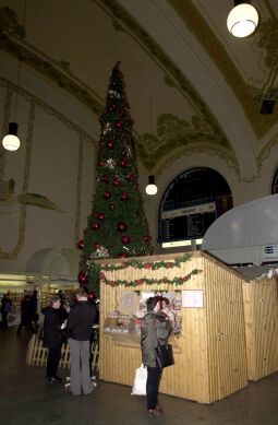 Bild: Ansicht des Bahnhofs Dresden Neustadt mit Weihnachtsdekoration