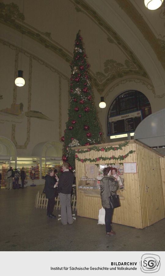 Ansicht des Bahnhofs Dresden Neustadt mit Weihnachtsdekoration