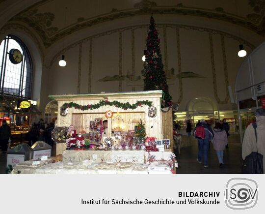 Ansicht des Bahnhofs Dresden Neustadt mit Weihnachtsdekoration